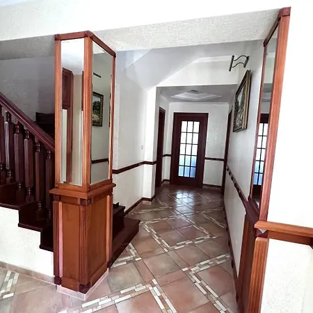 Benjamin House Kastela