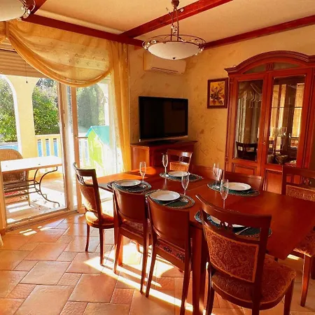 Benjamin House Apartment