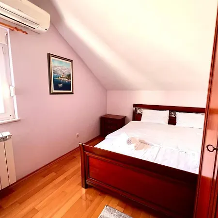 Benjamin House Apartment *
