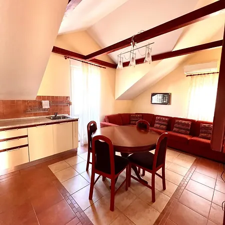 Benjamin House Apartment *